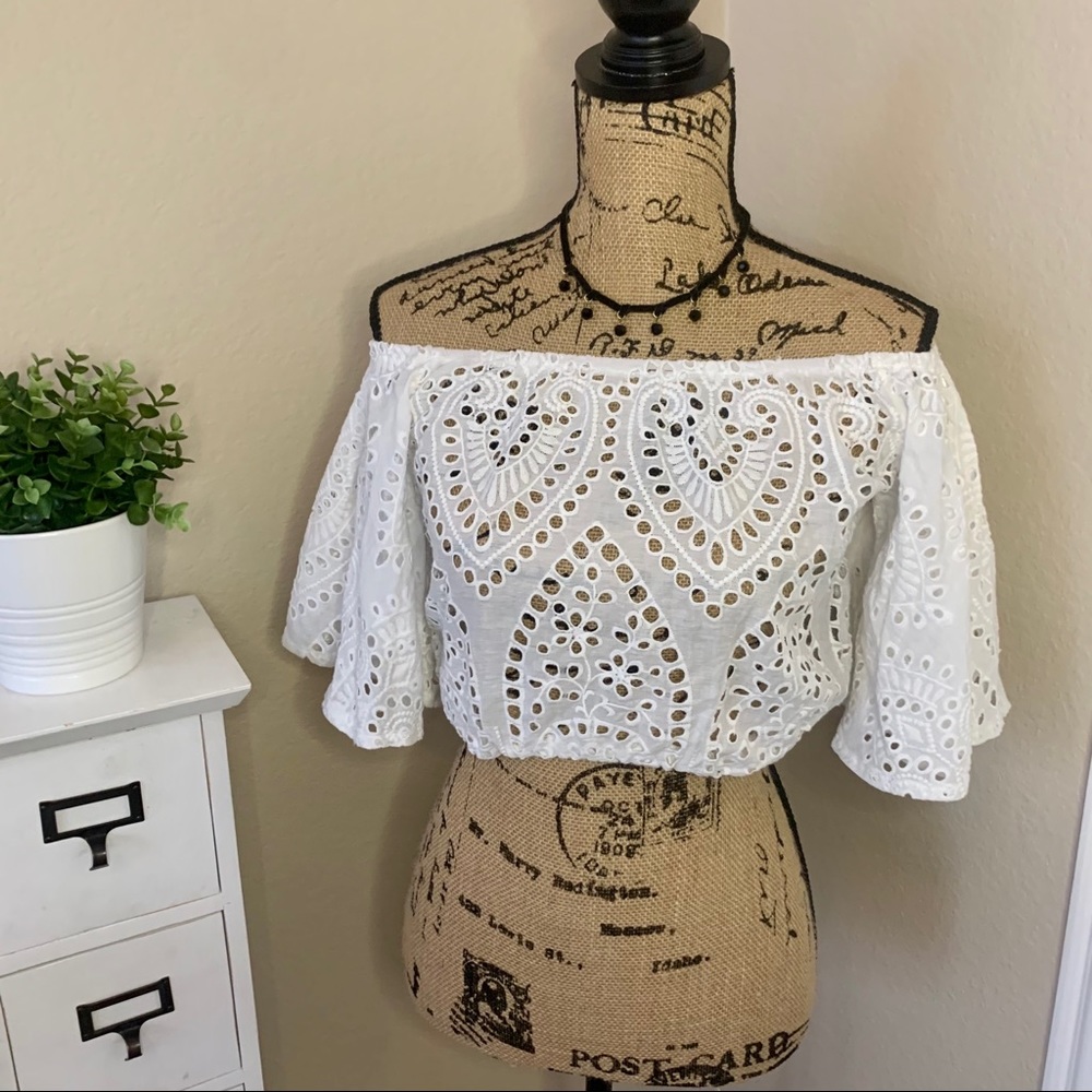 LF/SEEK The Label : White Eyelet Off Shoulder Crop
